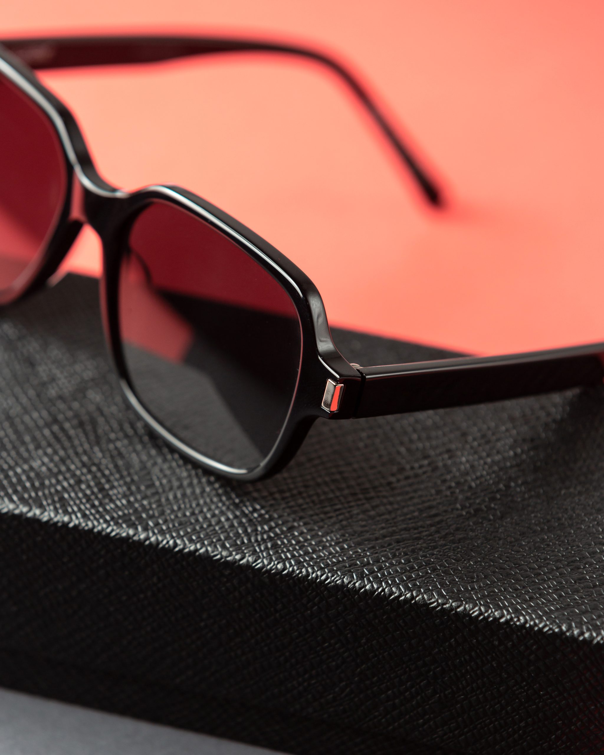 Creaciones ISMASOL - Servicios - front view modern black sunglasses pink dark scaled
